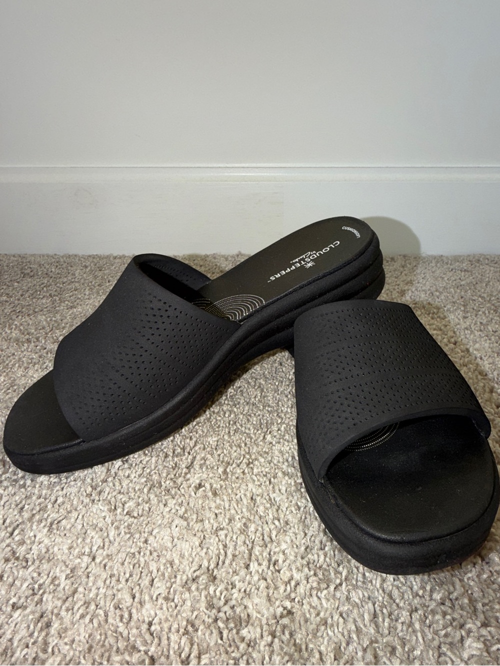 Clarks Cloudsteppers Black Cushion Soft Slide Sandals โ Size 8